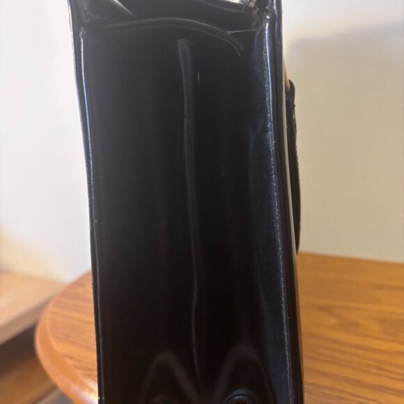 1960s vintage faux leather handbag with interesting clasp - Picture 7 of 8